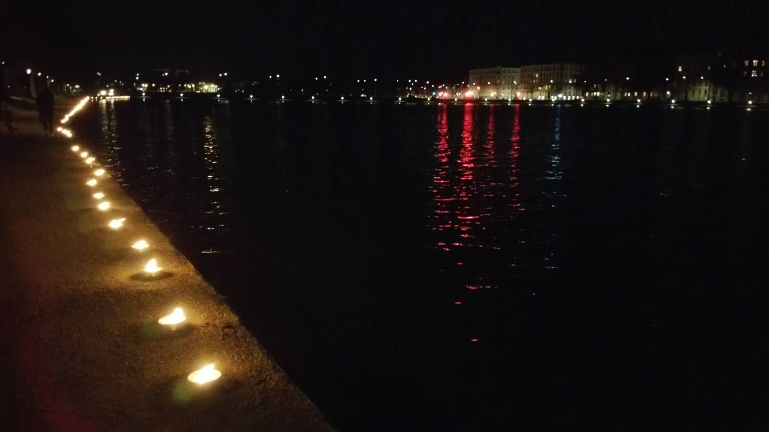 Копенгаген. Свечи в память о погибших в теракте.