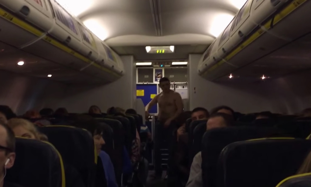Самолёт вынужденно приземлился в Дании из-за пьяного пассажира. (Видео)